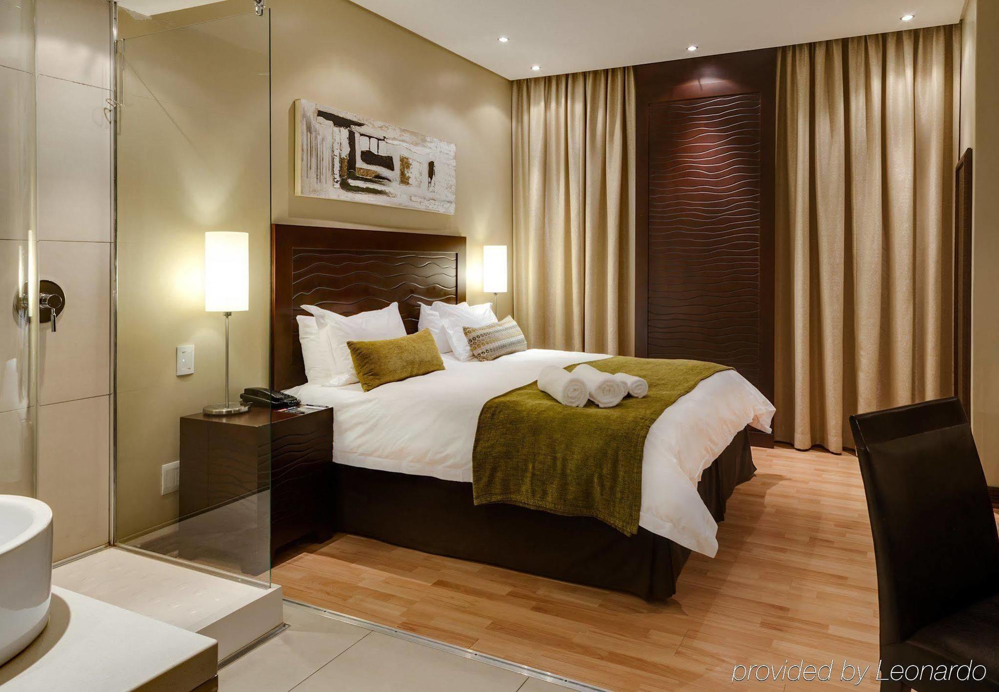 Protea Hotel By Marriott Transit O.R. Tambo Airport Kempton Park Exterior foto
