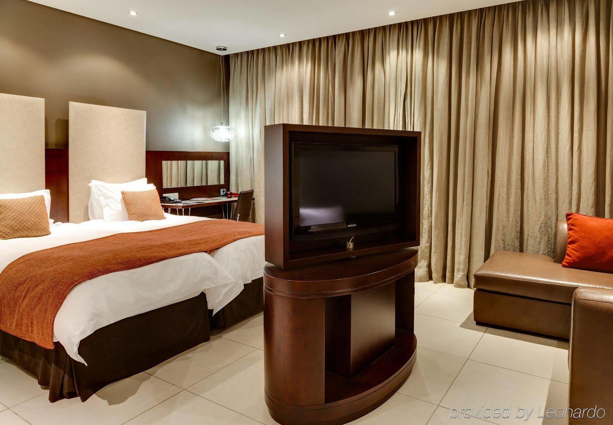 Protea Hotel By Marriott Transit O.R. Tambo Airport Kempton Park Exterior foto