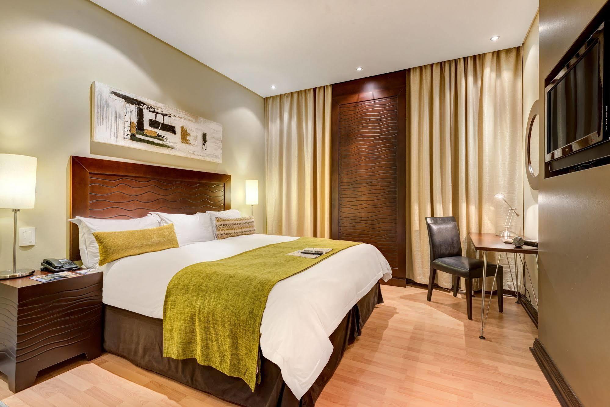 Protea Hotel By Marriott Transit O.R. Tambo Airport Kempton Park Exterior foto